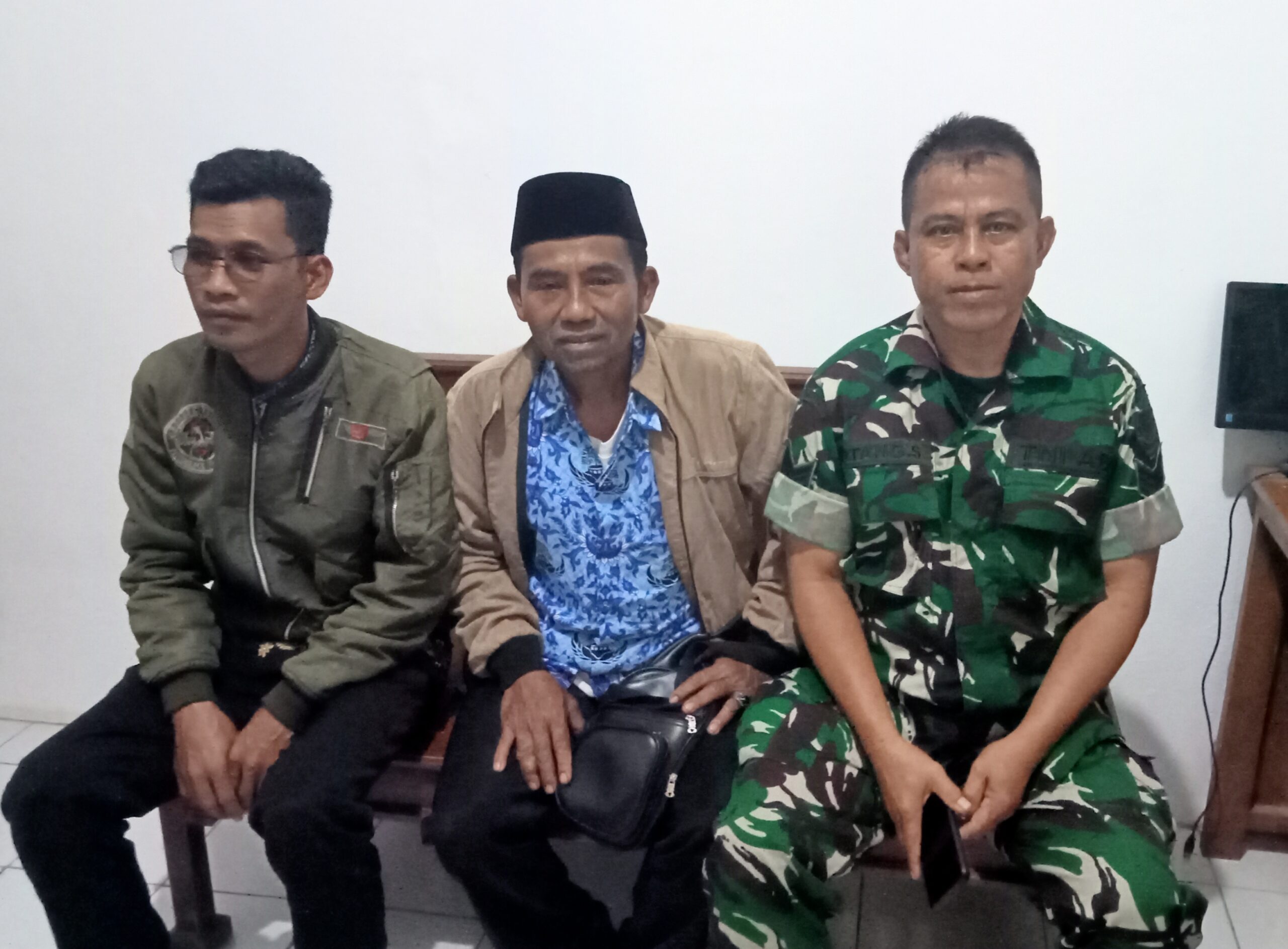 Ketua BPD Desa Bojongkapol Holis pakai Peci hitam
