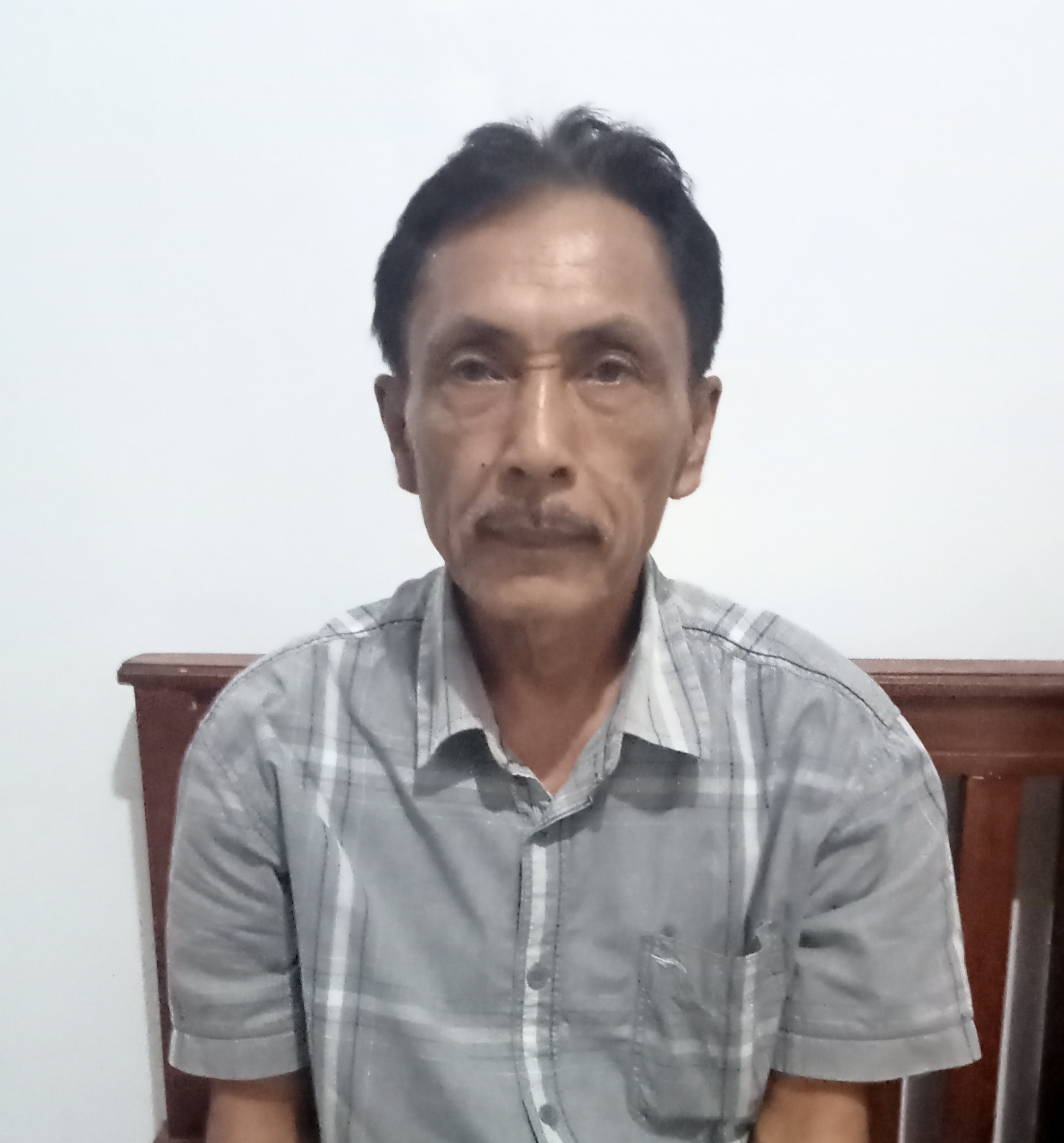 Ketua Panitia Seleksi perangkat desa  Bojongkapol Nandang HS mendamping para peserta selaksi