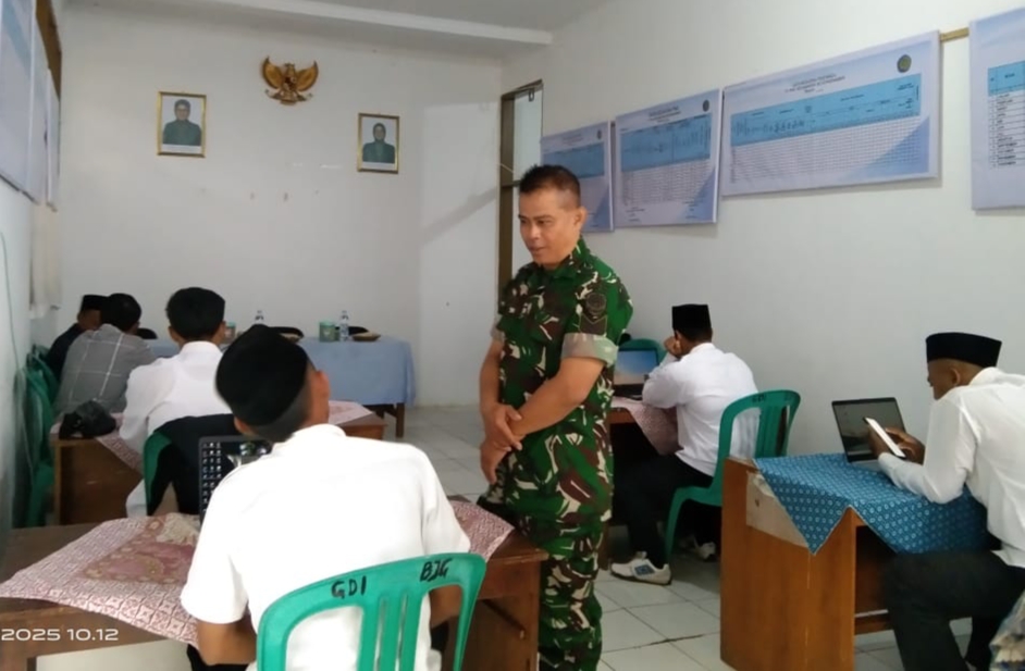 Babinsa Desa Bojongkapol Serka Otang Solehudin turut mengawasi jalannya seleksi